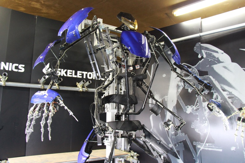 人間の動作と可能性を拡張する 搭乗型外骨格ロボットスーツ「スケルトニクス」を体験してきた