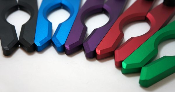 アルマイト「黒」と「つや消し黒」の特徴と違いを理解して、部品用途にあった処理方法を使いましょう | meviy | ミスミ