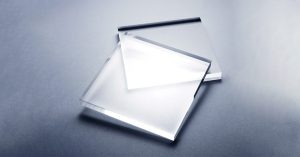 ポリカーボネート（PC）とは？特徴や用途、アクリルとの違いを解説