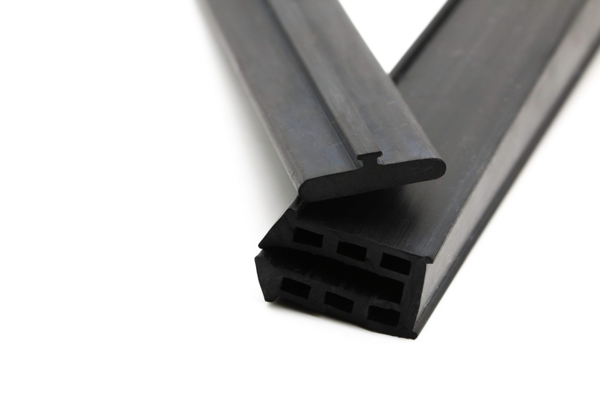 EPDM（エチレンプロピレンゴム）とは？特性や用途・加工上のポイントを解説 | meviy | ミスミ