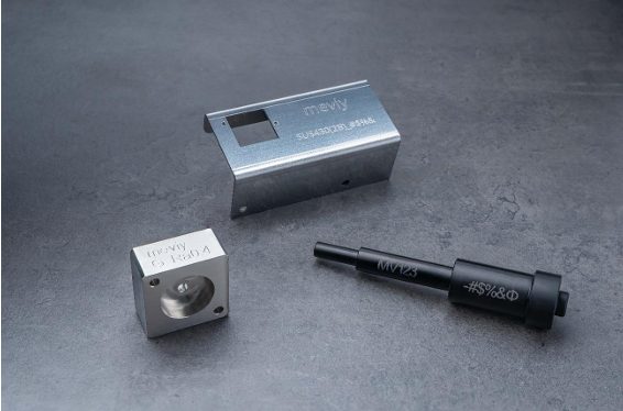 【板金加工/切削角物/切削丸物】刻印サービスが拡充、3サービスで対応可能に！円筒面へのレーザ刻印に対応し、識別・再発注を効率化