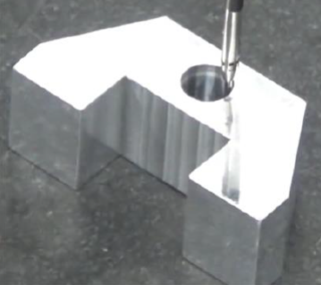 図17-18　CNC3次元測定機による位置度測定の例_a) 穴の下側の円筒面を触る