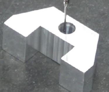 図17-18 CNC3次元測定機による位置度測定の例_b) 穴の上側の円筒面を触る