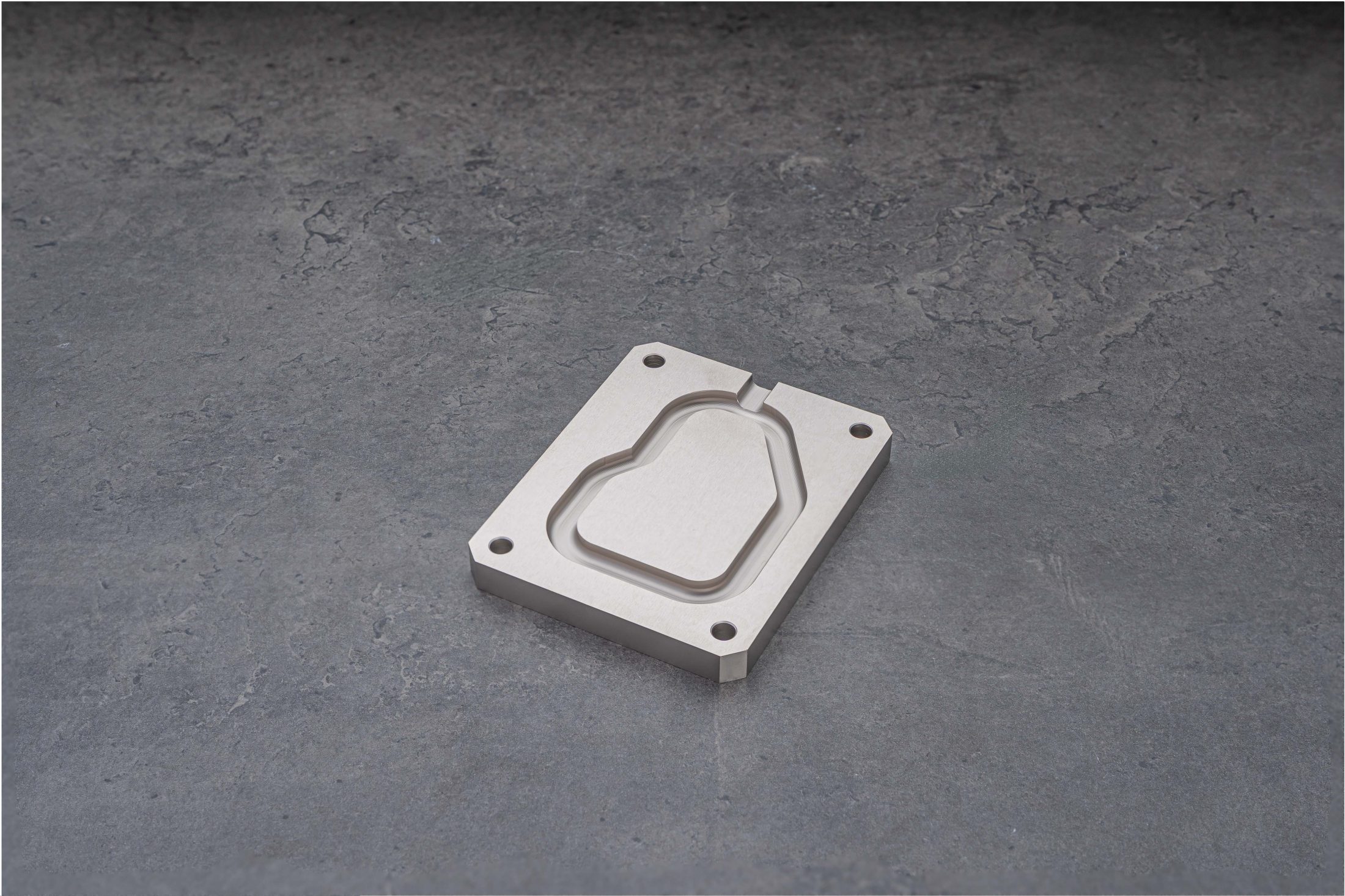 部品導入事例_底面R形状｜SKD11（表面処理なし）_真空焼入れ＋G Ra0.8