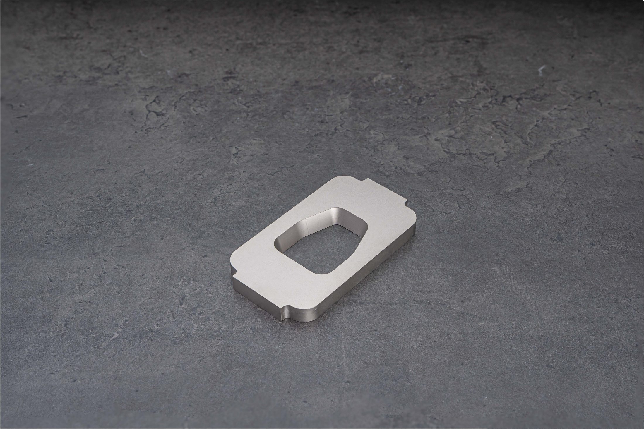 部品導入事例_中央のテーパー部｜SKD11（無電解ニッケル）_真空焼入れ（HRC58～63）